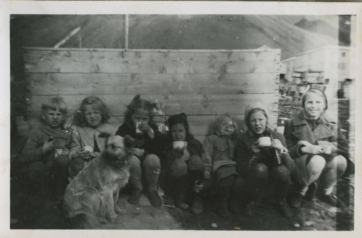 Sju barn og hund. Svalbard etter krigen. Louis Torjusen arbeidet på lageret og var også organist i kirken samt dirigent for mannskoret i 3 år fra 1924