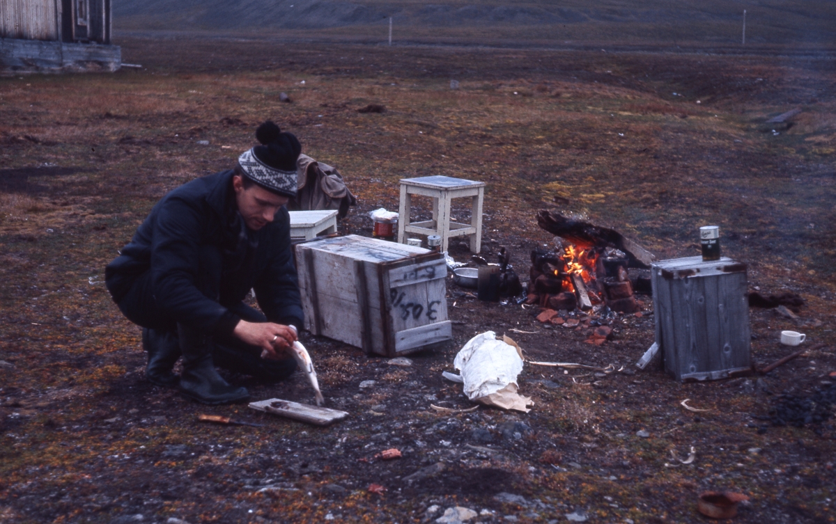 Klargjøring av fisk for røyking. Bilde fra Bjørnar Nilsen, sønn av stiger Johannes Nilsen Støpseth som kom opp i 1948 og var her i 40 år.