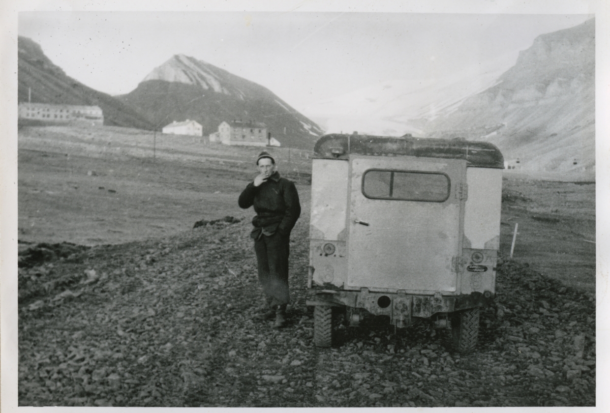 Arne Johansen med jeep. Tok over etter Karly Pedersen på Transporten. Fra Gustav Langseth si bildesamling. Original returnert til giver. Gustav Langseth jobbet  i Transporten i to omganger i perioden 1956-1960. Se eget notat.