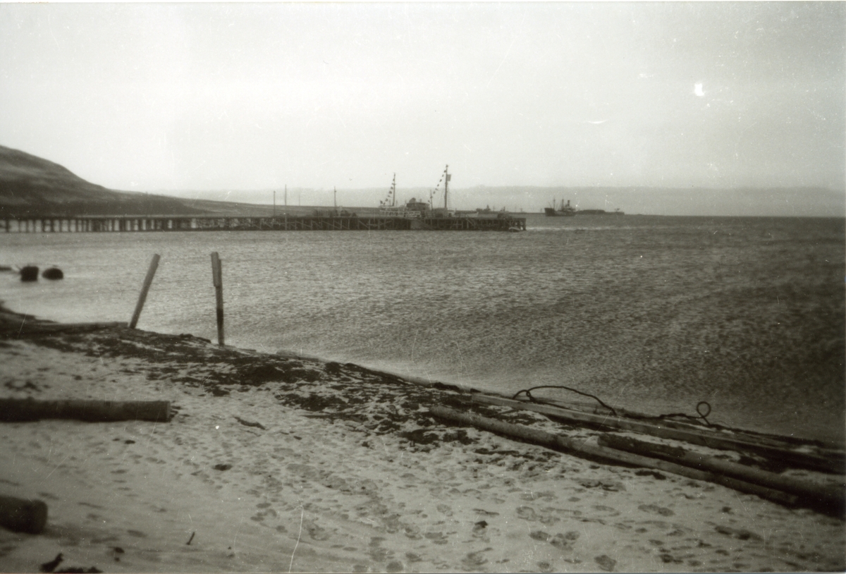 Bygging av sagbruket i Longyearbyen. Utsikt mot Advendtfjorden og Hotellneset. Bildet er tatt av Johan E Dyrendahl fra Rissa i Nord-Trøndelag, som i 1949 kom til Svalbard sammen med Parelius Rossvold og Gunnar Holten (også fra Rissa) for å sluttføre bygginga av saga i Longyearbyen Se også skriftlige opplysninger: Boks 99, mappe 5, i fjernarkiv.