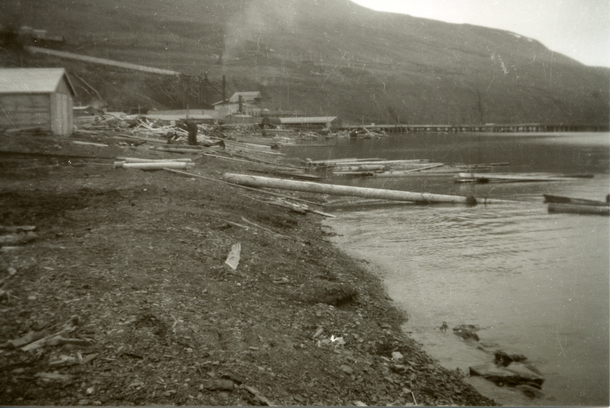 Bygging av sagbruket i Longyearbyen. Sjøkanten. Bildet er tatt av Johan E Dyrendahl fra Rissa i Nord-Trøndelag, som i 1949 kom til Svalbard sammen med Parelius Rossvold og Gunnar Holten (også fra Rissa) for å sluttføre bygginga av saga i Longyearbyen Se også skriftlige opplysninger: Boks 99, mappe 5, i fjernarkiv.