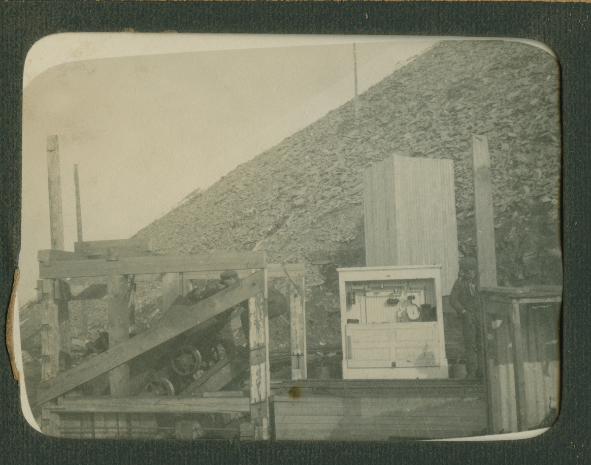 Arbeider ved transportbelte. Foto fra Erling Gabrielsen sitt album. Han var grubeassistent i Store Norske i perioden 1920 - 1921. Albummet er tilknyttet ei dagbok. Sjå gjenstandsregisteret: SVB 2666 (album) SVB 2503 (dagboka)
