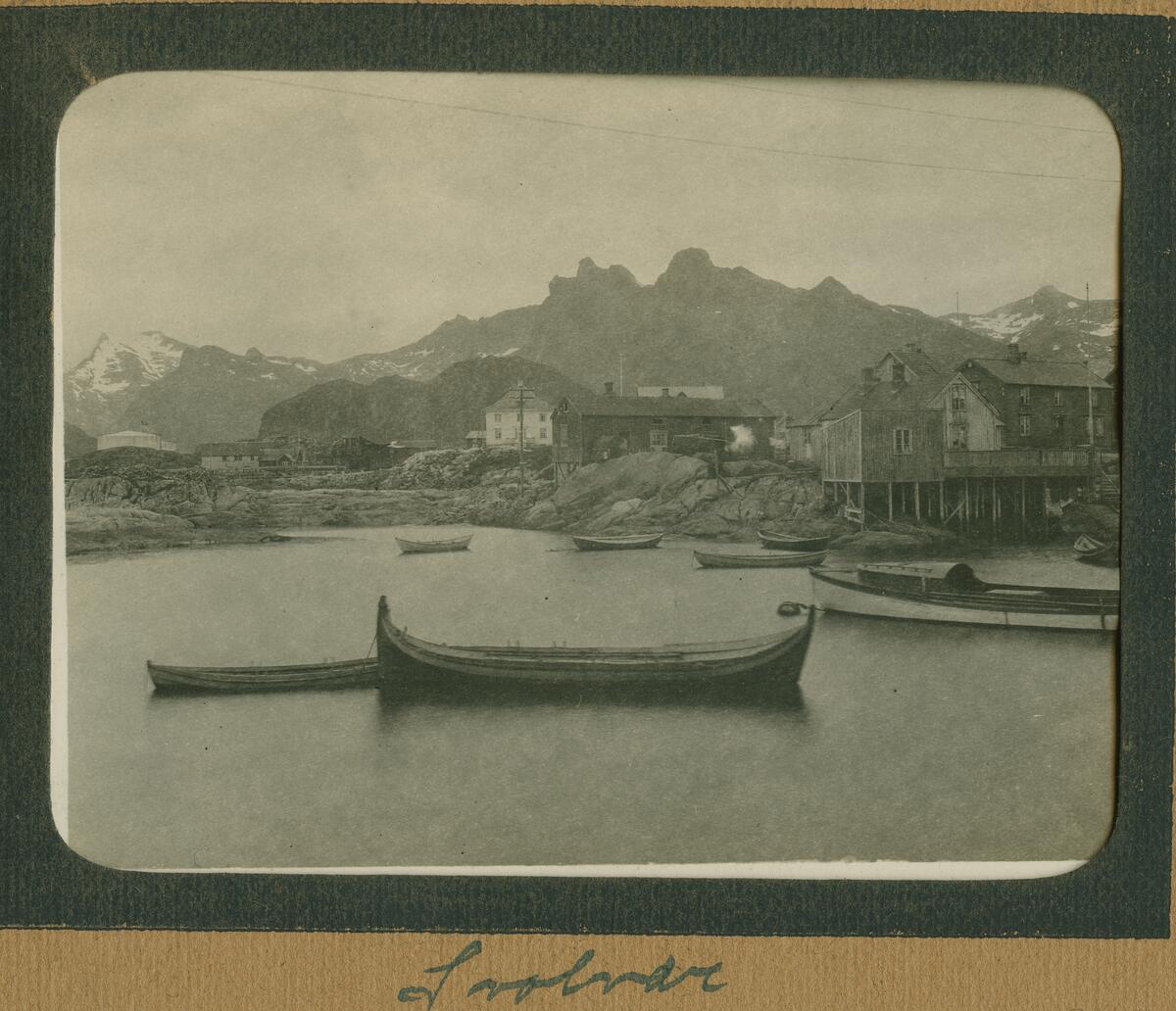 Svolvær. Foto fra Erling Gabrielsen sitt album. Han var grubeassistent i Store Norske i perioden 1920 - 1921. Albummet er tilknyttet ei dagbok. Sjå gjenstandsregisteret: SVB 2666 (album) SVB 2503 (dagboka)