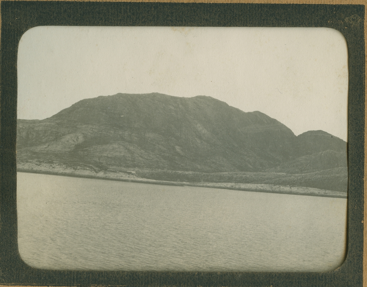 Torghatten. Landskap.Foto fra Erling Gabrielsen sitt album. Han var grubeassistent i Store Norske i perioden 1920 - 1921. Albummet er tilknyttet ei dagbok. Sjå gjenstandsregisteret: SVB 2666 (album) SVB 2503 (dagboka)