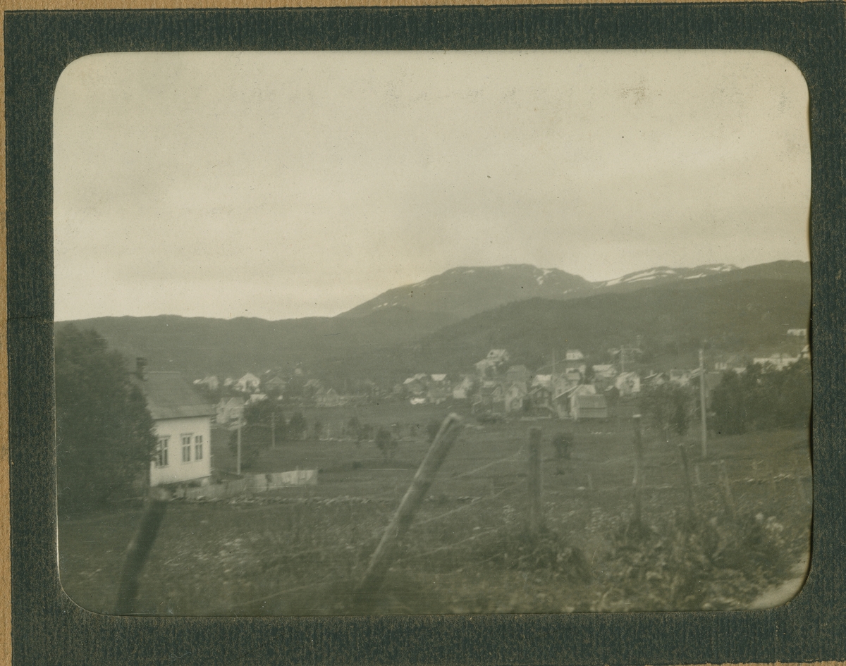 Harstad. Foto fra Erling Gabrielsen sitt album. Han var grubeassistent i Store Norske i perioden 1920 - 1921. Albummet er tilknyttet ei dagbok. Sjå gjenstandsregisteret: SVB 2666 (album) SVB 2503 (dagboka)