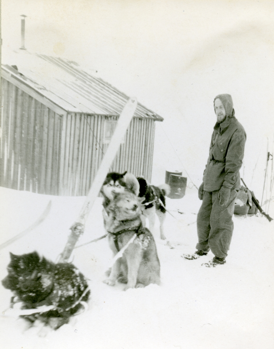 Bilder fra Jorunn Skau-Jacobsen f. 04.01.1922(f. Ryan) og Jacob Skau-Jacobsen f. 17.07.1922 sin reise til og opphold på Svalbard i 1948-1950. Jorunn fikk jobb som lærer. Giveren er et barnebarn.Bildene finnes i et album med tekst til en del av de.