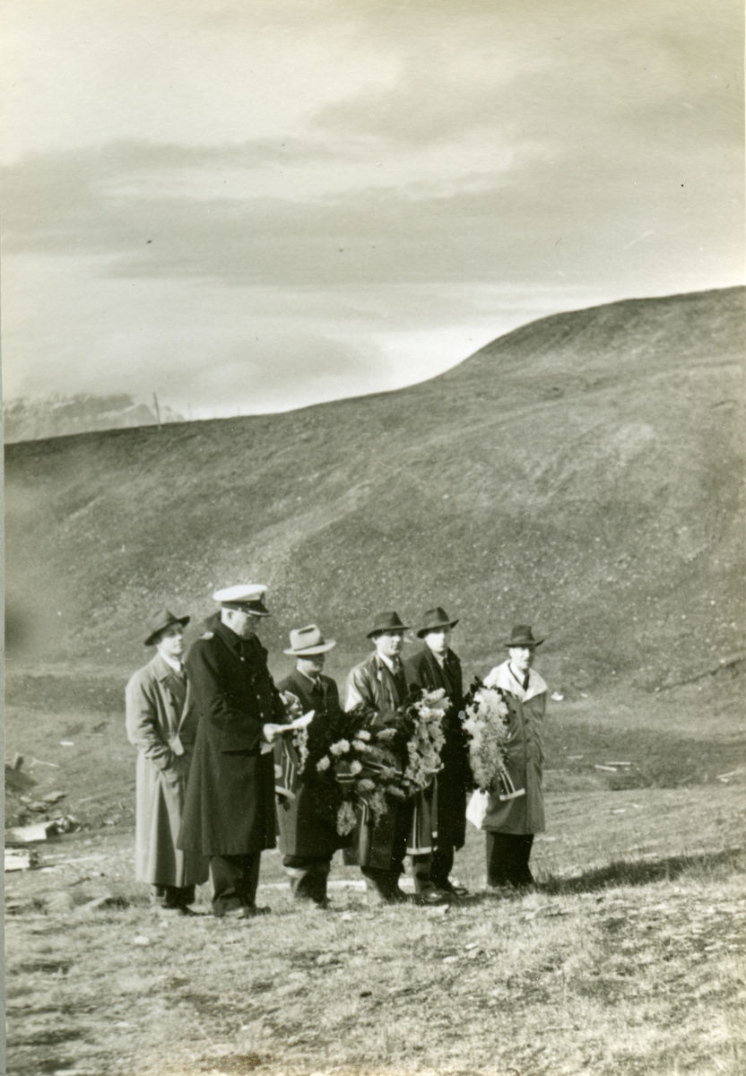 Gravene til  4 av de som omkom i Barentsburg under Operasjon Fritham 8.september 1943. Kistene ble senere flyttet til fastlandet. De som ble begravet her var Anton Edvin Nilsen, K.Lundin, Wilhelm E. Palm (d.12.09.1943) og Johan Kvalbein som falt/ble skadet den 8.9.1943.  7.august 1949 besøkte H.K.H. Kronprins Olav gravstedet, og gav den siste honnør til de falne. Kommandør Peter Bredtorff la ned krans. Bilder fra Jorunn Skau-Jacobsen f. 04.01.1922 (f. Ryan) og Jacob Skau-Jacobsen f. 17.07.1922 sin reise til og opphold på Svalbard i 1948-1950. Jorunn fikk jobb som lærer. Giveren er et barnebarn.Bildene finnes i et album med tekst til en del av de.