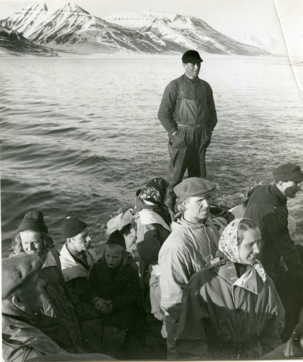 Bilder fra Jorunn Skau-Jacobsen f. 04.01.1922(f. Ryan) og Jacob Skau-Jacobsen f. 17.07.1922 sin reise til og opphold på Svalbard i 1948-1950. Jorunn fikk jobb som lærer. Giveren er et barnebarn.Bildene finnes i et album med tekst til en del av de.