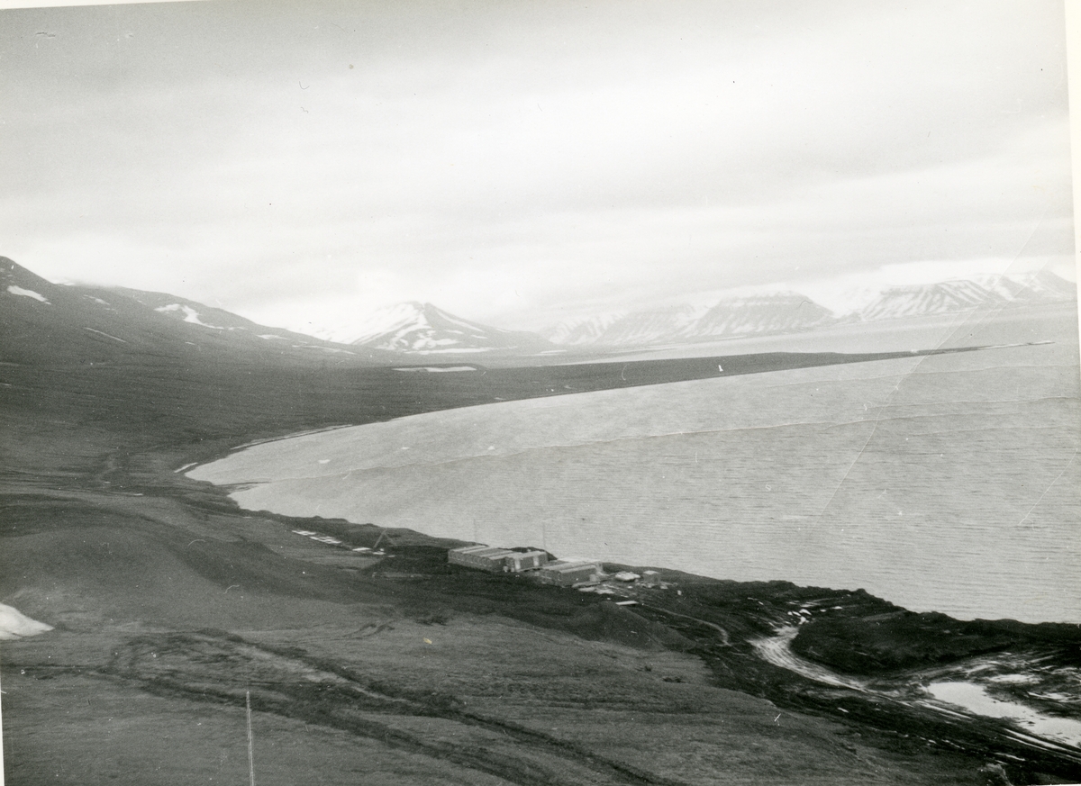 Boretårn og brakker på Blåhuken ved Van Mijenfjorden. Det amerikanske selskapet Caltex(California Texas Oil Company) boret  til 3304 meter, og dette er fortsatt den dypeste brønnen som er boret på Svalbard