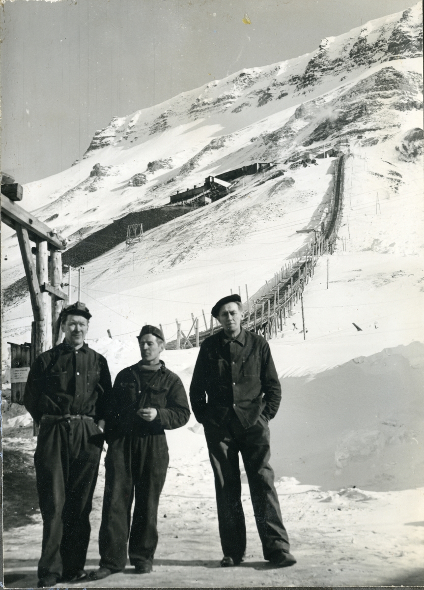 Fjellheim, Didrik og Østereng ved fjellheisen til Gruve 2b i 1954. Postkort.