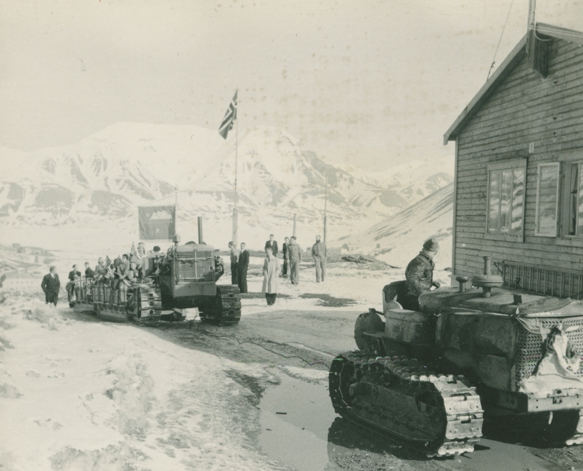 17.mai med bulldoser og slede i Longyearbyen ca. 1953