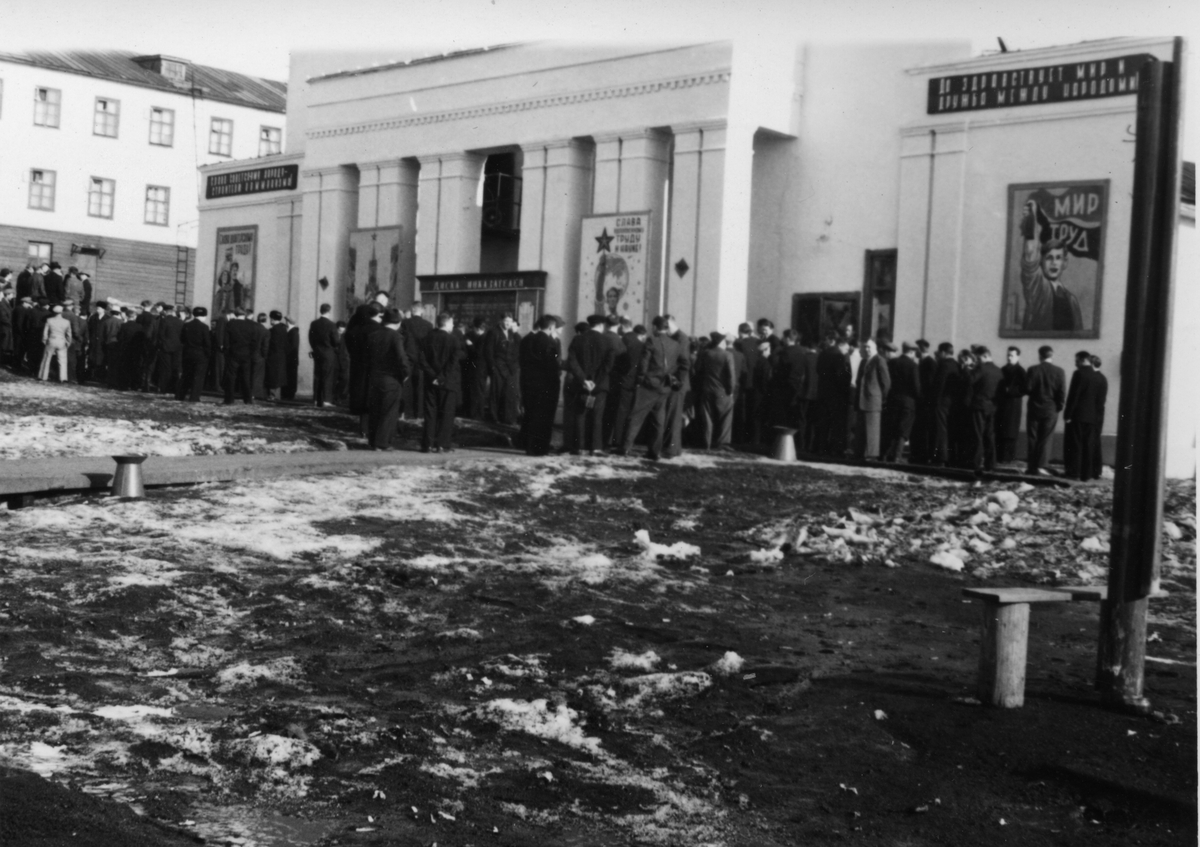 Nordmenn på besøk hos russerne i Barentsburg våren 1956
