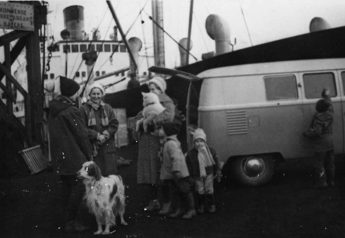 Familien Nødtvedt skal reise på slutt med Ingerfem i oktober 1960, etter å ha bodd i Longyearbyen i 9 år. Fra venstre: Solveig Nødtvedt med hunden Lasse, Ranveig Nødtvedt, fru Ragnhild Wien Tysnes med samojeden Tsar, Knut Tysnes, Guttorm Tysnes og ukjent.