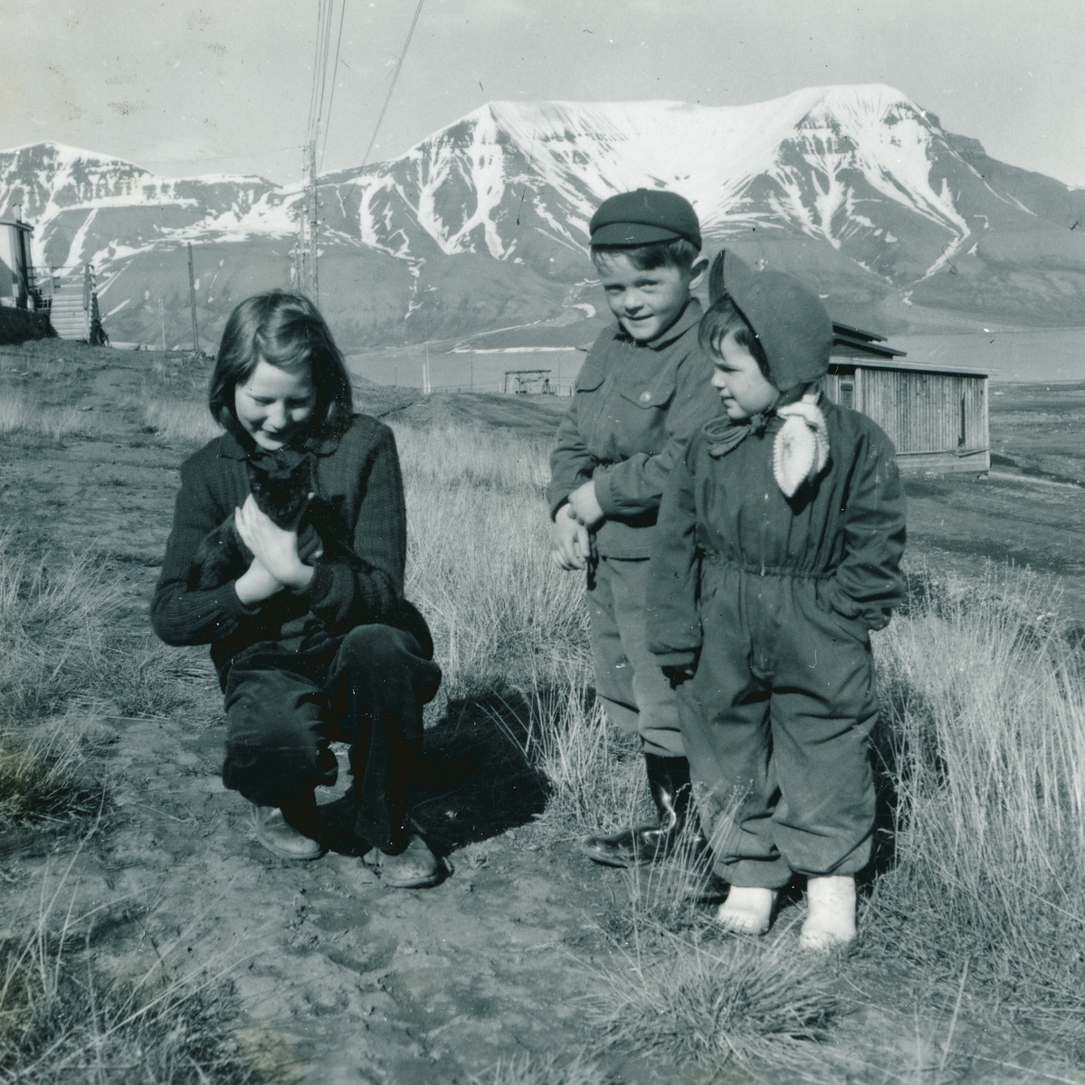 Else, Eigil og Tone leker med katten til Else på Skjæringa. i 1953