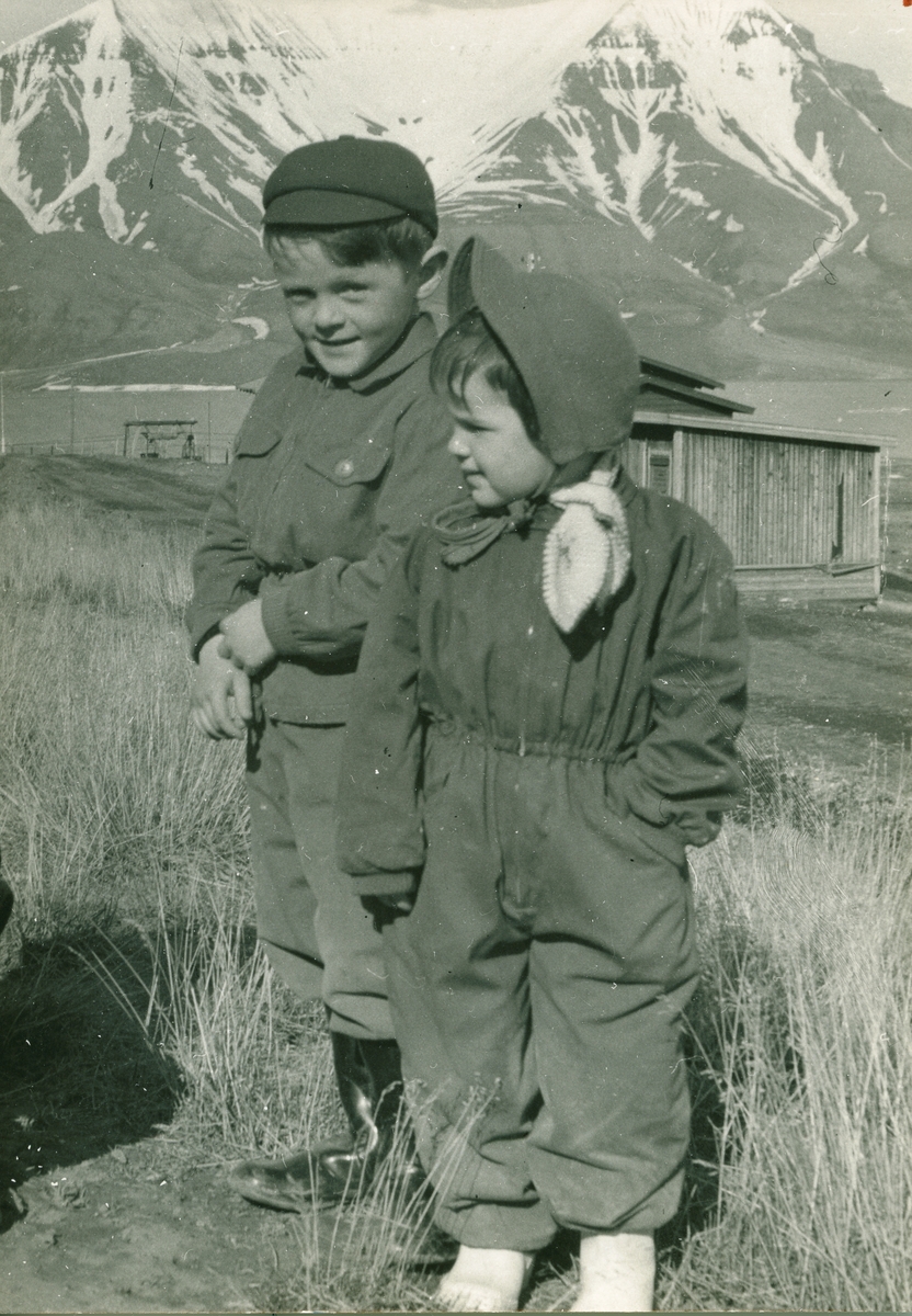 Else, Eigil og Tone leker med katten til Else på Skjæringa i 1953