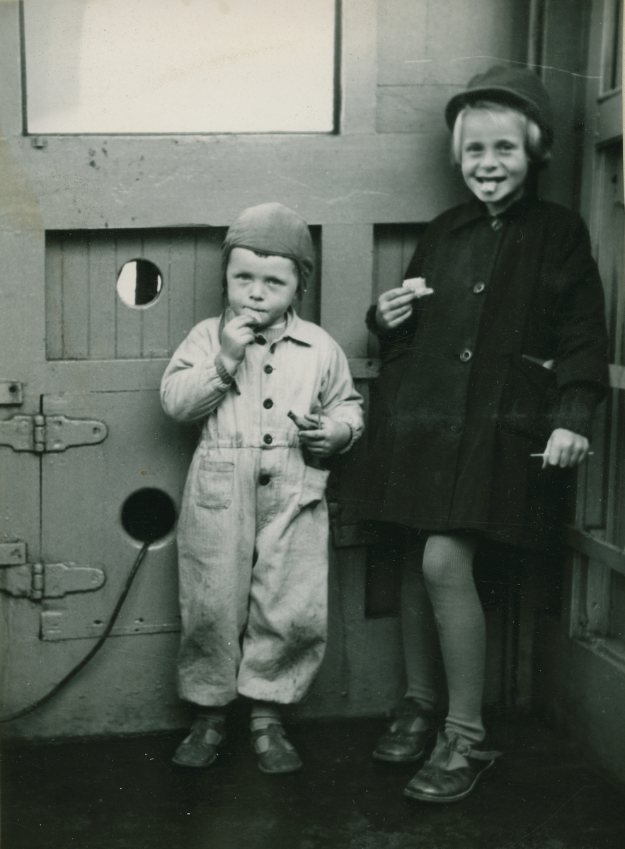 På reise fra Norge til Svalbard høsten 1952. Eigil og Solveig Nødtvedt. Lyngen?
