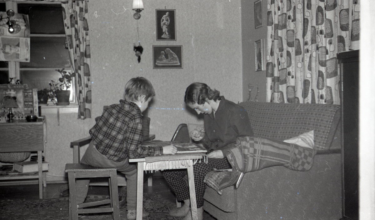 Lars Inge og Margit Askvik i stua julen 1957.