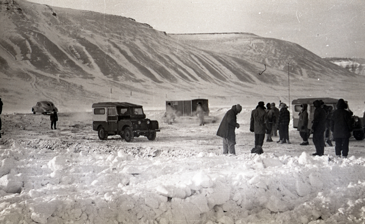 11.mars 1958 landet to Catalinaer på den nylig opparbeidede flystripa i Adventdalen. Dette var de første postflyene som landet i Longyearbyen. Fra slutten av 40-tallet hadde Catalinaer droppet postsekker på Svalbard om våren. Denne flystripa ble opparbeidet i februar 1958 for at en Catalina skulle kunne lande for å hente en alvorlig syk person. Ambulanseflyet landet 9.februar, og returnerte samme dag. Dette satte i gang en aksjon for at postfly også skulle lande vinterstid, sånn at man også kunne sende post ned med det. Se s.11 i Svalbardposten nr.17 fra 14.mars 1958.