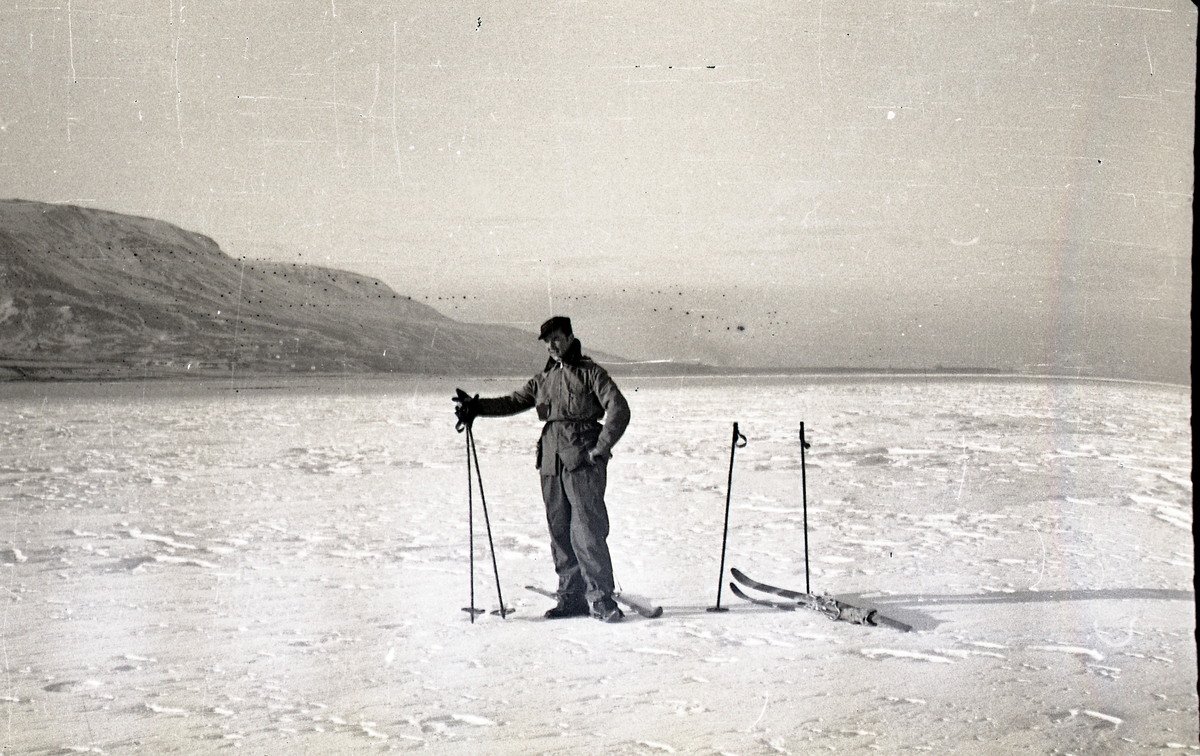 Odd Jarl Askvik på skitur på Adventfjorden i mars 1958. Hotellneset i bakgrunnen.