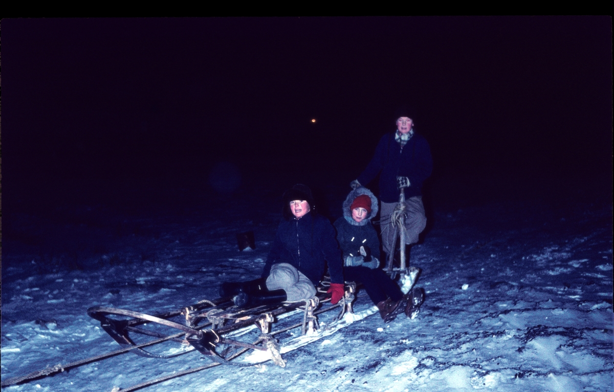 Knut Ingard Westeren, Ingrid Wendt og Trond Westeren på tur med hundespann i mørketida vinteren 1960/61.