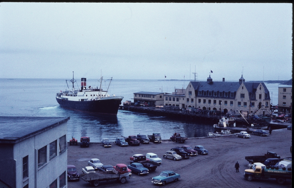 Familien Wendt reiser ned med Jacob Kjøde høsten 1961 etter ett år på Svalbard. Dette var siste båt det året. Her ankommer de kai på fastlandet.