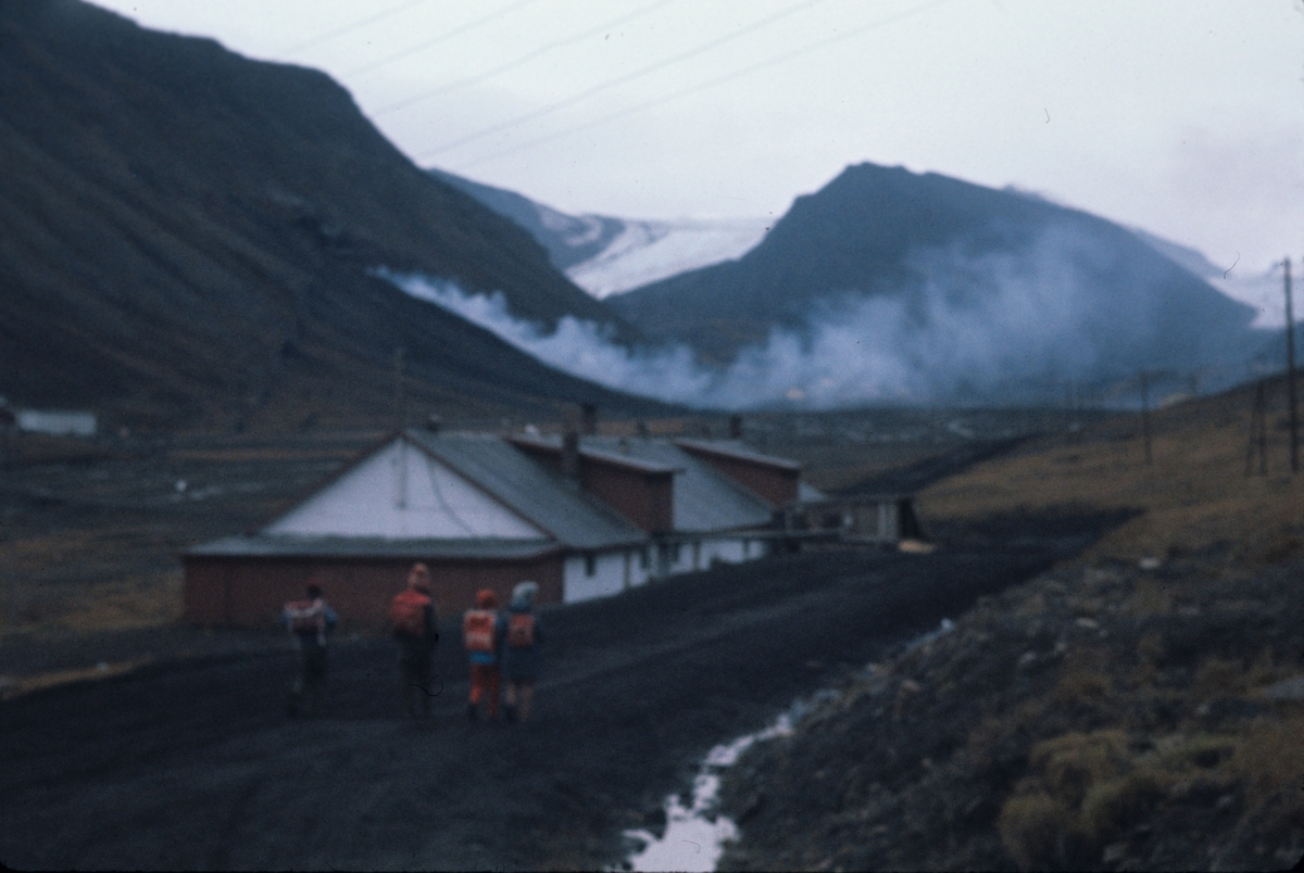 Barn på vei til skolen passerer fjøset i Gamle Longyearbyen/Skjæringa høsten 1960. Fra venstre: ukjent, Tone Nødtvedt, Kari Wendt og Randi Nødtvedt