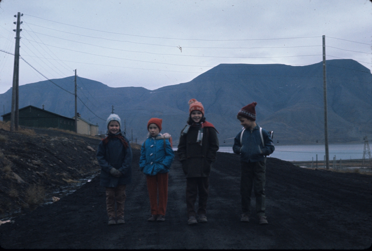 Barn på skolevei fra Skjæringa til Huset høsten 1960. Kari og Randi var 1.klassinger, mens Tone var 3.klassing. Fra venstre: Kari Wendt, Randi Nødtvedt, Tone Nødtvedt og ukjent.