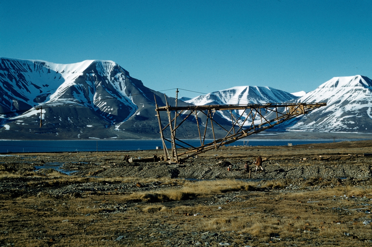 Bygging av taubanetraséen til Gruve 5 våren og sommeren 1959.  Sokneprest Erling Nødtvedt fulgte byggingen og fotograferte både i svart/hvitt og lysbilder.