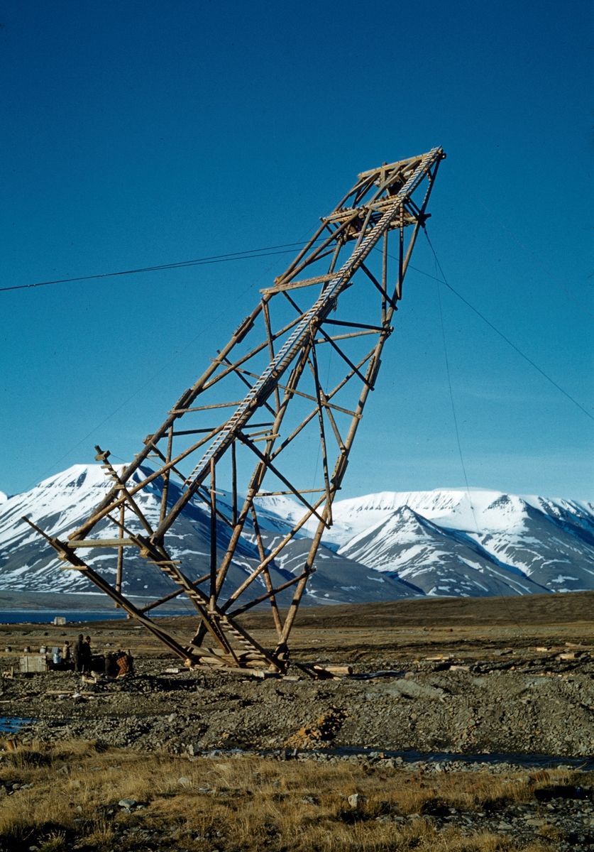 Bygging av taubanetraséen til Gruve 5 våren og sommeren 1959.  Sokneprest Erling Nødtvedt fulgte byggingen og fotograferte både i svart/hvitt og lysbilder.