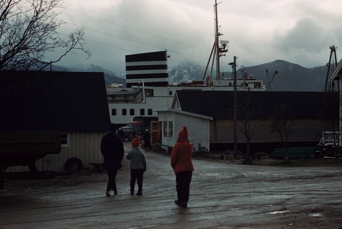 Familien Nødtvedt flyttet fra Svalbard etter 9 år i oktober 1960. De reiste med D/S Ingerfem til Honningsvåg. Der gikk de ombord i hurtigruta Polarlys, som de reiste med til Trondheim. Dette bildet er sannsynligvis fra kaia i Risøyhamn.