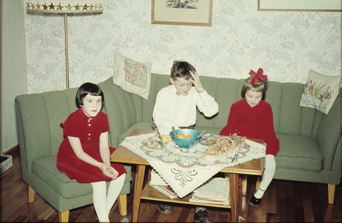Familien Nødtvedt julen 1959 i prestens leilighet i kirken. Tone, Eigil og Randi Nødtvedt