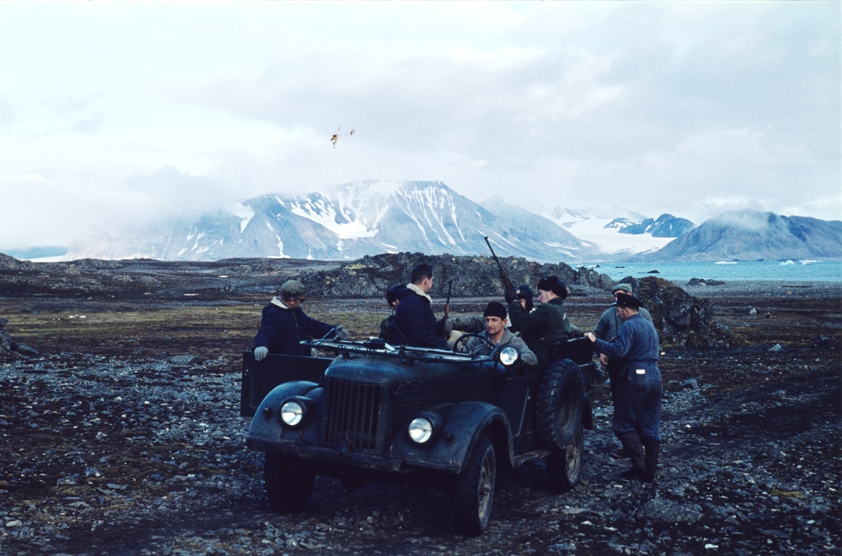 Denne jeepen ble brukt i Hornsund i 1960. Det var en Lpkw (leichpersonellkraftwagen). Bygget fra 1938. BMW, Stoewer, Horch. Tysk militær jeep, fireseter, 6 cyl motor med toppventiler, 4 trinns gearkasse m/reduksjonsgear. 1200 av disse bilene ble bygget med firehjulssving.