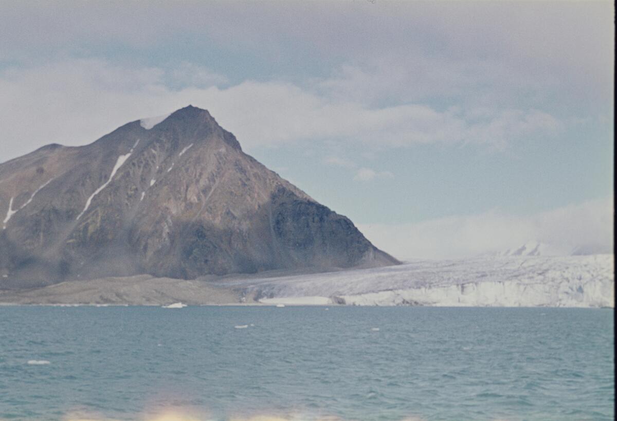 Sysselmann Odd Birketvedt, sysselmannsbetjent Carl A. Wendt og sokneprest Erling J. Nødtvedt reiste rundt Spitsbergen med Nordsyssel i august 1960. Her besøker de den polske forskningsstasjonen i Hornsund.