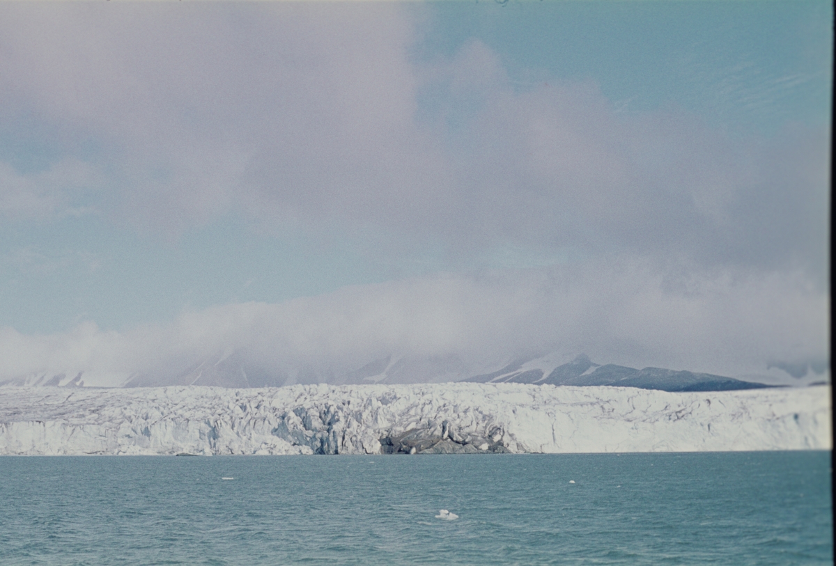 Sysselmann Odd Birketvedt, sysselmannsbetjent Carl A. Wendt og sokneprest Erling J. Nødtvedt reiste rundt Spitsbergen med Nordsyssel i august 1960. De besøkte bl.a. den polske forskningsstasjonen i Hornsund før de satte kursen mot Longyearbyen igjen.