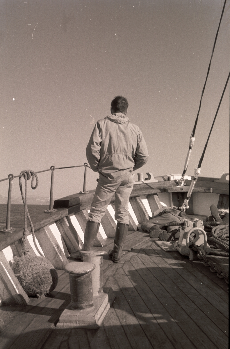 Tur med Nordsyssel til Hilmar Nøis på Fredheim i Tempelfjorden 26.juli 1960. Sysselmannsfullmektig Carl A. Wendt på dekk.