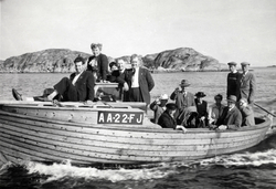 Norsk folkeferie. På båttur i skjærgården ved Fevik