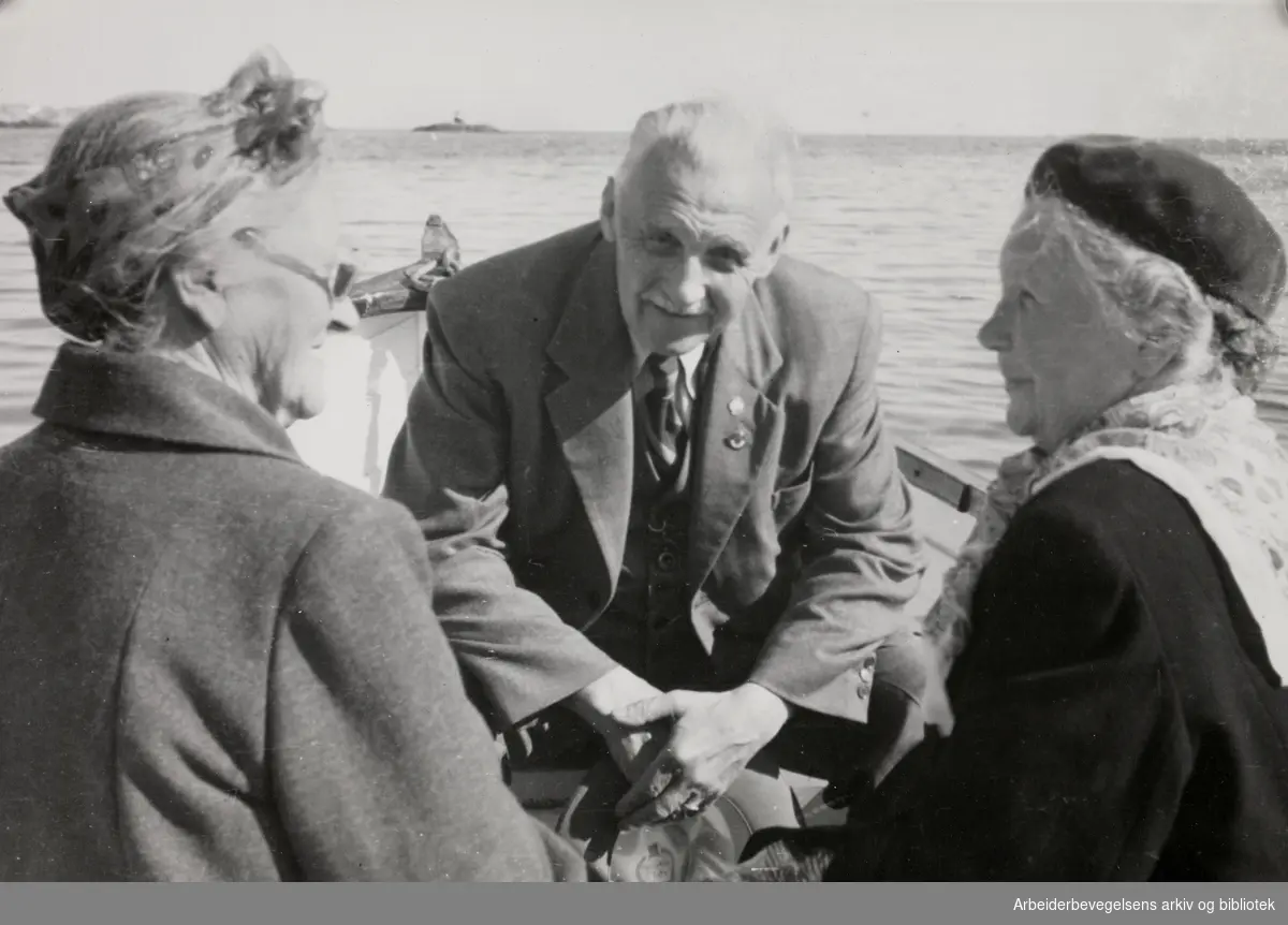 Norsk Folkeferie. Ferieopphold for fagorganiserte pensjonister på Fevik Bad. Båttur. Kr. Hornås fra Norsk Treindustriarbeiderforbund. Sommeren 1952