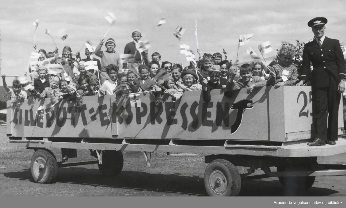 SAS-dagen. En bagasjetralle fungerte som Lilleput-tog for de miste. Fornebu. 14 mai 1950