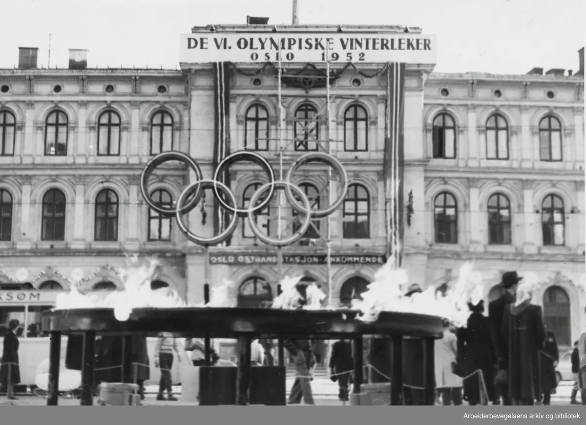 Oslo forbereder seg til vinterlekene. De olympiske ringene og den olympiske ild utenfor hovedinngangen til Østbanestasjonen. Februar 1952.