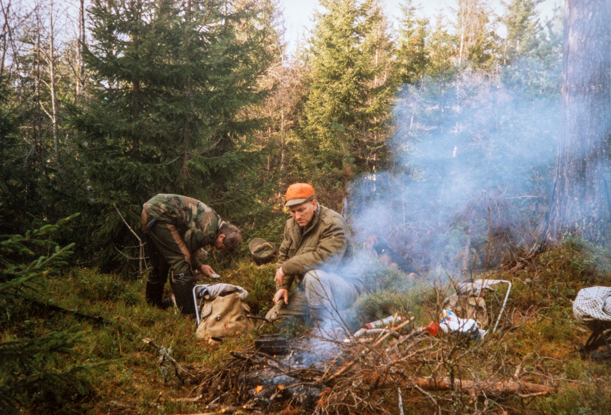 Gunnar Kjeldsrud var en ivrig friluftsmann og jeger.  Og nyter her litt bålkos.