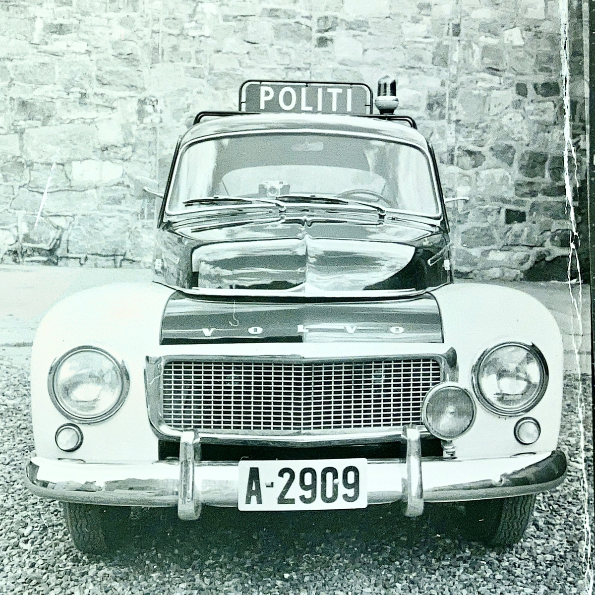 Politibil med utstyr for utrykning. Volvo.