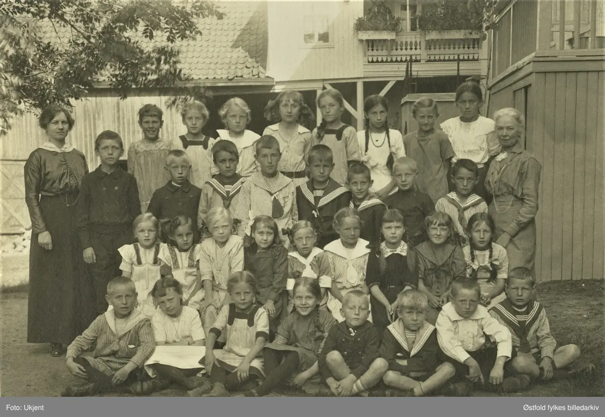 Gruppeportrett, trolig klassebilde. Merket med: Sigrid Heiberg 4. september 1915.