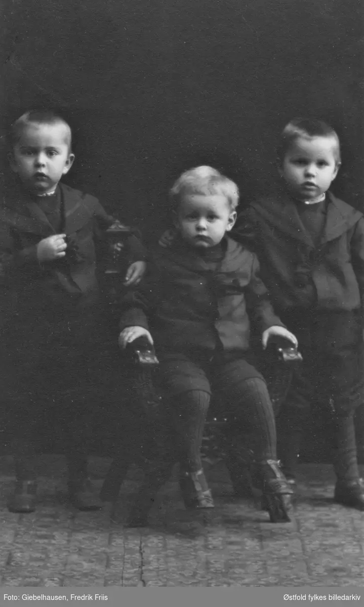 Portrett, visittkort, av Bergen (5 år), Erik (2 år) og Alf (4 år) i atelier (tante Olavas barn) Sørensens januar 1911.