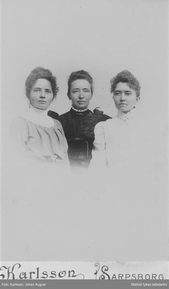 Gruppeportrett av Inga, Betzy, Henriette Magnussen i Sarpsborg.