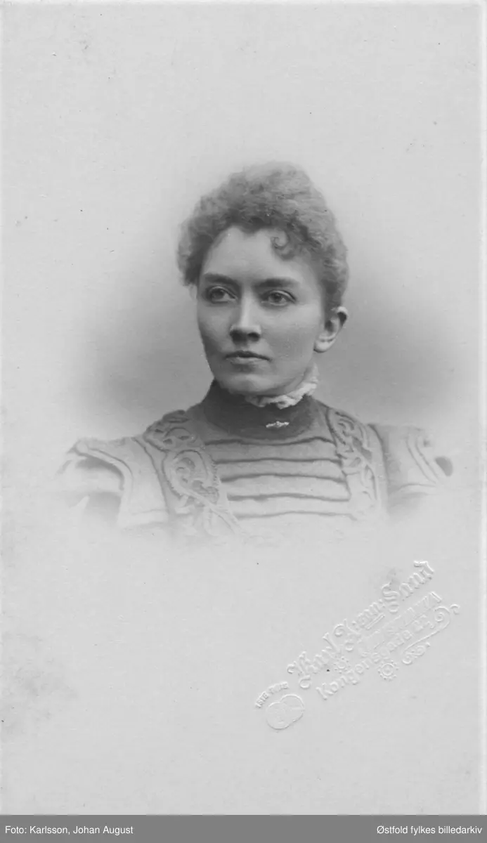 Portrett av Inga Magnussen i atelier.