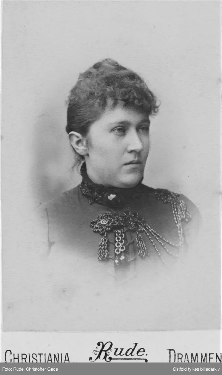 Portrett av Agnes Hillestad (mors kusine) i atelier.