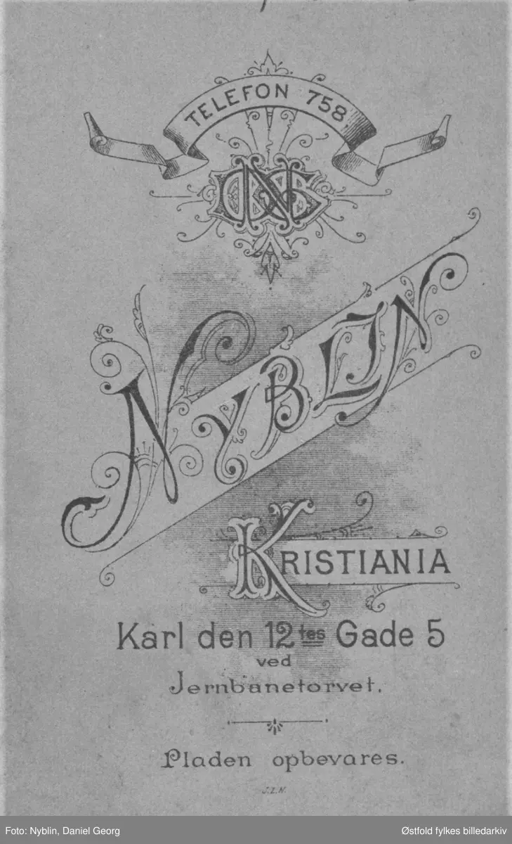 Portrett av ukjent kvinne  i atelier.