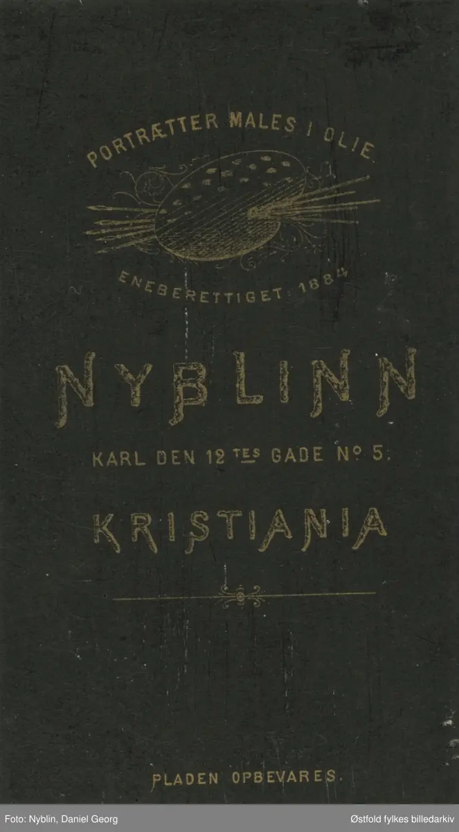 Visittkort, portrett i atelier av kvinne.