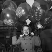 Lördagsförmiddagen den 27 mars 1954 låg det vår i luften. Katarina Almqvist har skaffat ballonger på Stora torget i Linköping.
Ballong. Barn. Glädje. Vår.
...
...
...

385 bilder om Linköping på 1950-talet från tidningen Östgötens arkiv. Framtidstro och optimism är ord som sammanfattar Linköping på femtiotalet. Årtiondet innebar satsningar för att förbättra linköpingsbornas livsvillkor. Bostadsfrågan och trafiklösningarna dominerade den lokalpolitiska agendan.
Bilderna digitaliserades år 2013.