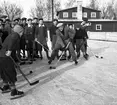 På sportlovet år 1950 ordnar Linköpings frilufts- och idrottsstyrelse olika program på Folkungavallen.
Bilden, från den 1 mars 1950, föreställer Sven Karlsson från Kenty som lär barn hur man ska hantera pucken. Hockey. Vintersport. Idrott. 
...
...
...

385 bilder om Linköping på 1950-talet från tidningen Östgötens arkiv. Framtidstro och optimism är ord som sammanfattar Linköping på femtiotalet. Årtiondet innebar satsningar för att förbättra linköpingsbornas livsvillkor. Bostadsfrågan och trafiklösningarna dominerade den lokalpolitiska agendan.
Bilderna digitaliserades år 2013.